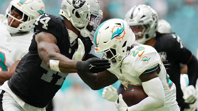 Miami Dolphins' Star Running Back Nursing Hip Injury That Caused Limited Snaps vs Raiders