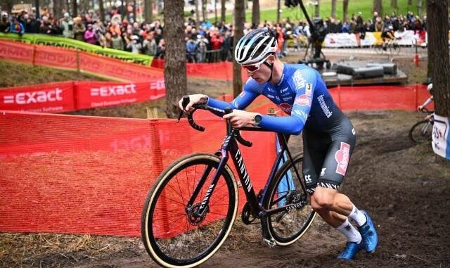 Niels Vandeputte wint solo zijn eerste World Cup in modderig Hulst