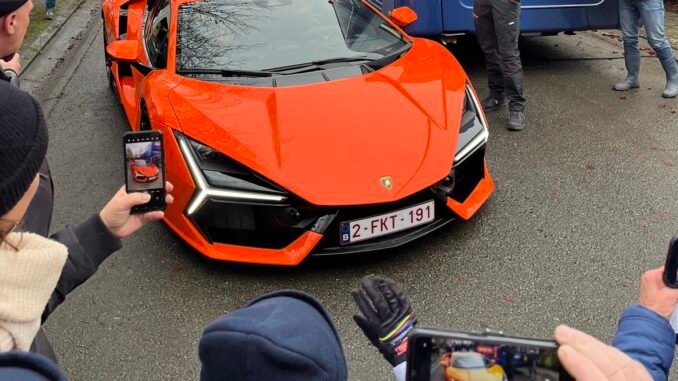 FOTO'S: Stijlvol op en naast de fiets! Mathieu van der Poel arriveert bij veldrit in luxe Lamborghini Revuelto van € 511.000