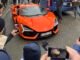 FOTO'S: Stijlvol op en naast de fiets! Mathieu van der Poel arriveert bij veldrit in luxe Lamborghini Revuelto van € 511.000