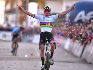 Vier uit vier voor Van der Poel, zelfs Van Aert kan wereldkampioen Nys en Sweeck niet afstoppen op het podium