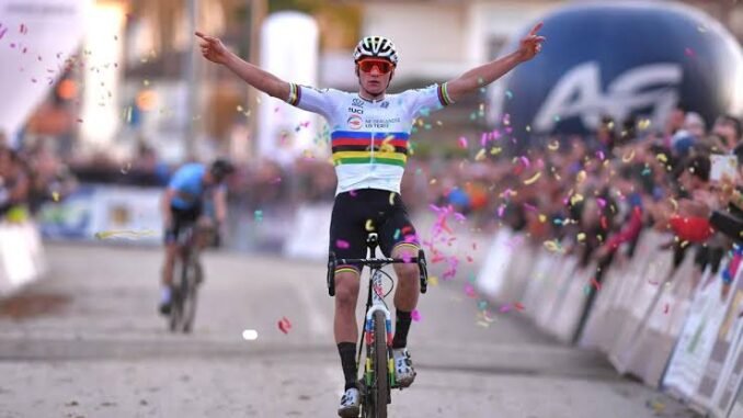 Vier uit vier voor Van der Poel, zelfs Van Aert kan wereldkampioen Nys en Sweeck niet afstoppen op het podium