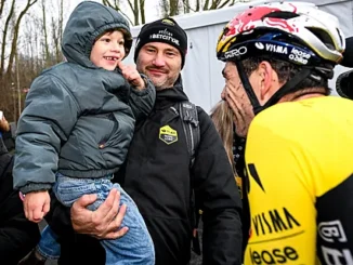 Zoontje Georges zorgt voor ontroerend beeld na zege Van Aert